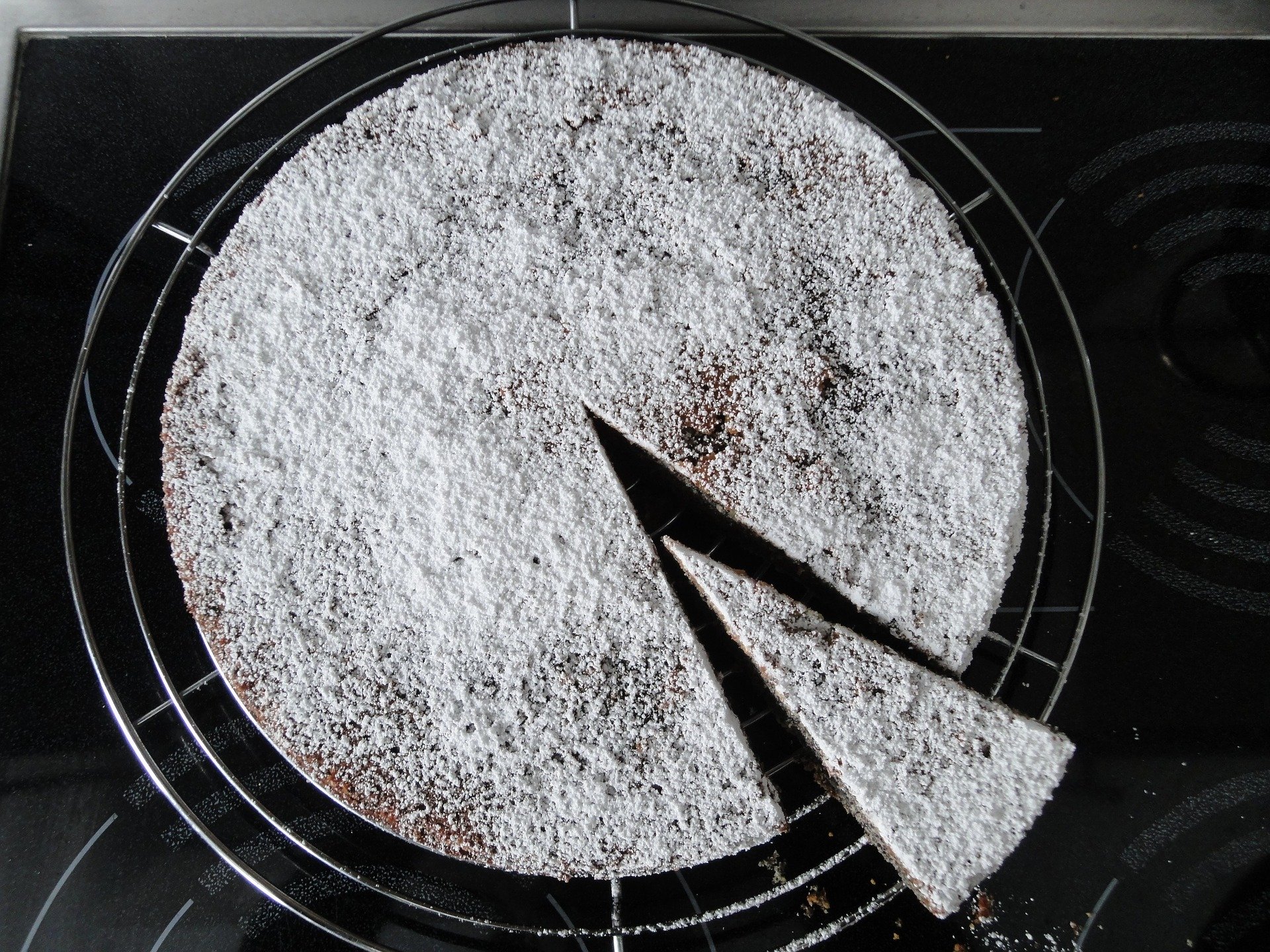 Torte mit einem rausgeschnittenen Stück