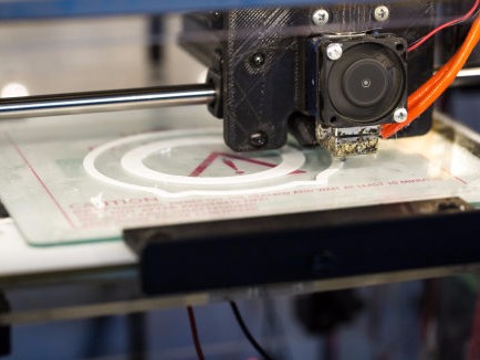 3D-Drucker druckt mit weißem Filament