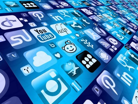 Social Media Icons vor blauem Hintergrund