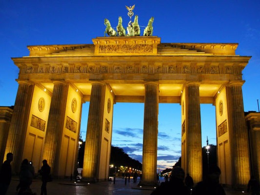 beleuchtetes Brandenburger Tor bei Dämmerung